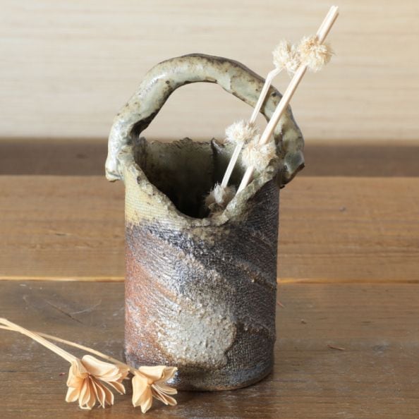 【益子焼】 素朴な陶器にお花を飾る 炭化焼 手付き丸の巻き花瓶 （サイズ小：本体の高さ約9.5cm）一点物  【単品１個】