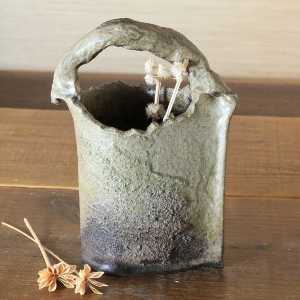 【益子焼】 素朴な陶器にお花を飾る 炭化焼 手付き巻き花瓶 （サイズ中：本体の高さ約12.5cm）一点物  【単品１個】