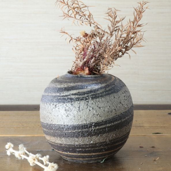 【益子焼】 丸花瓶  炭化焼 ろくろ成形 練り込み花瓶 （高さ約13cm）一点物  【単品１個】