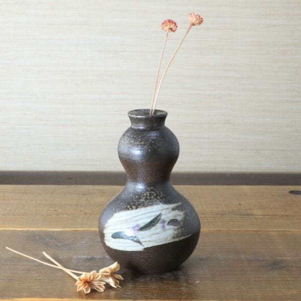 【益子焼】 ひょうたん一輪挿し 瓢箪 炭化焼 刷毛目つゆ草模様 （高さ約14cm）一点物  【単品１個】