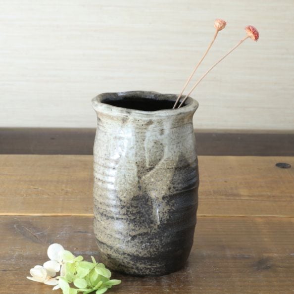 【益子焼】 豪快に歪ませた 炭化焼 筒花瓶 素朴な白化粧泥掛け 高さ約14.5cm 【単品１個】