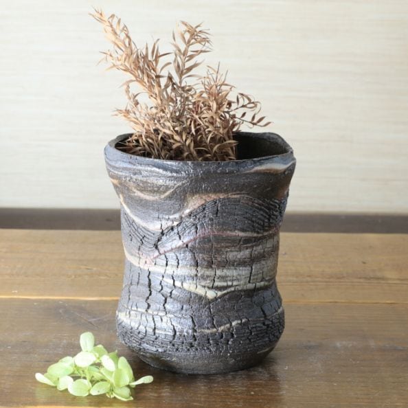【益子焼】 亀裂文様花器 炭化焼 くし目 泥塗り 高さ約13cm 【単品１個】 