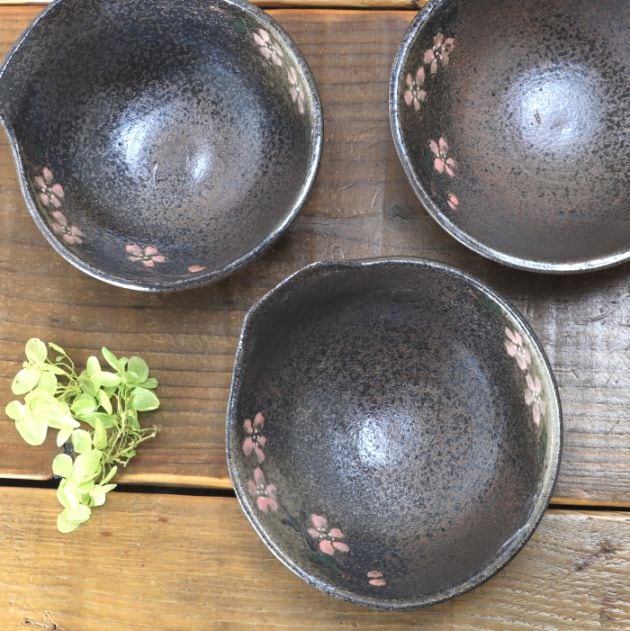【益子焼】炭化焼シリーズ　お鍋の小鉢に　とんすい おしゃれ 渋いさくら桜模様　単品１個