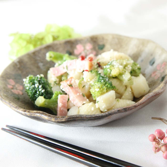 【益子焼】 縁ひらひら深さのある取り皿 炭化焼シリーズ さくら桜模様【単品１個】