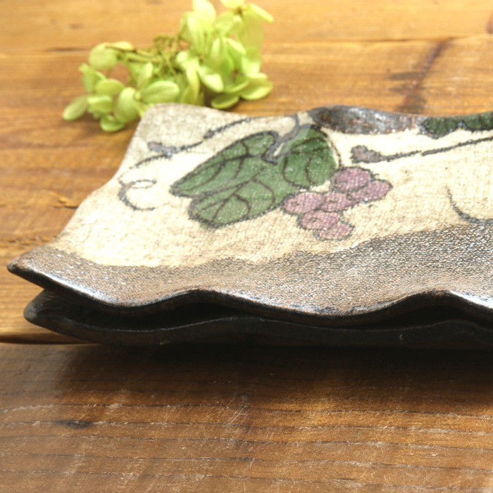 【益子焼】 少しどっしり感のある 縁がゆらゆら長皿 布目ぶどう模様 【単品1枚】