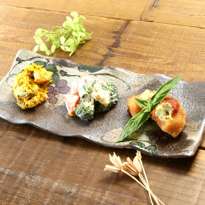 【益子焼】 少しどっしり感のある 縁がゆらゆら長皿 布目ぶどう模様 【単品1枚】