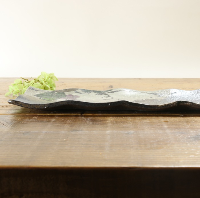 【益子焼】 少しどっしり感のある 縁がゆらゆら長皿 布目ぶどう模様 【単品1枚】