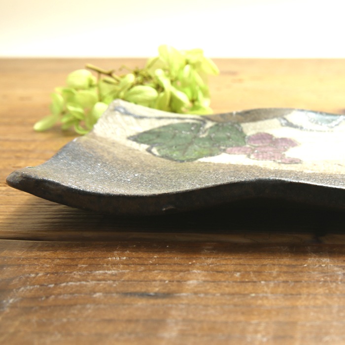 【益子焼】 少しどっしり感のある 縁がゆらゆら長皿 布目ぶどう模様 【単品1枚】