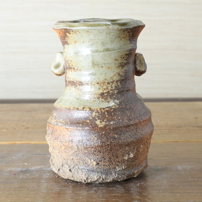 【益子焼】 素朴な還元焼 耳の付いた 変形花器 高さ約12cm 【単品1個】