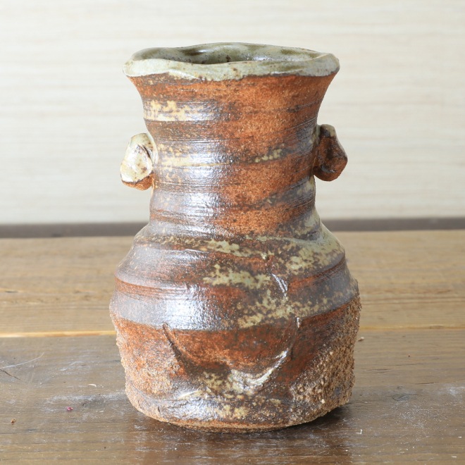 【益子焼】 素朴な還元焼 耳の付いた 変形花器 高さ約12cm 【単品1個】