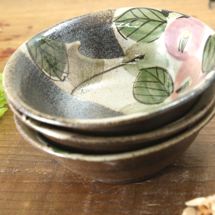 【益子焼】シンプルな形が使いやすい 縁が開いたデザインの小鉢 【優しい風合いのつばき模様・単品１個】