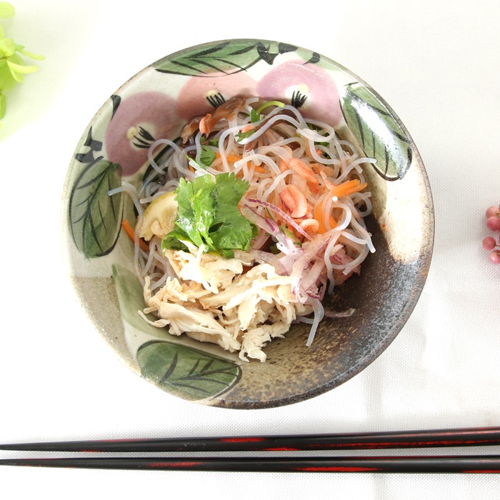 【益子焼】シンプルな形が使いやすい 縁が開いたデザインの小鉢 【優しい風合いのつばき模様・単品１個】