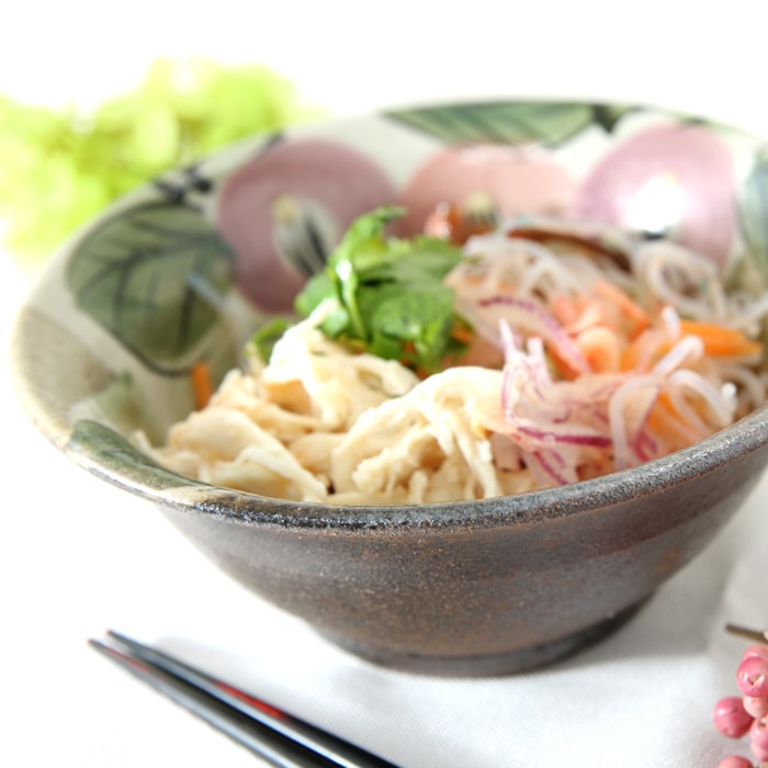 【益子焼】シンプルな形が使いやすい 縁が開いたデザインの小鉢 【優しい風合いのつばき模様・単品１個】