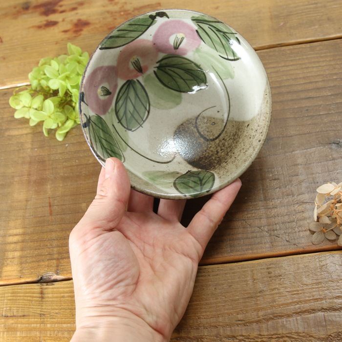 【益子焼】シンプルな形が使いやすい 縁が開いたデザインの小鉢 【優しい風合いのつばき模様・単品１個】