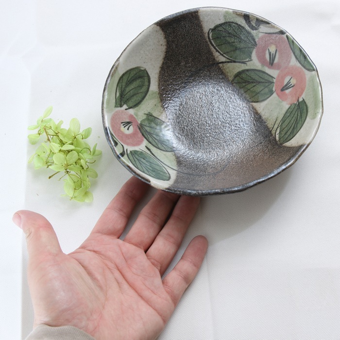 【益子焼】たたら作りのサラダボウル 中深鉢 17.5cm【優しい風合いのつばき模様・単品１枚】