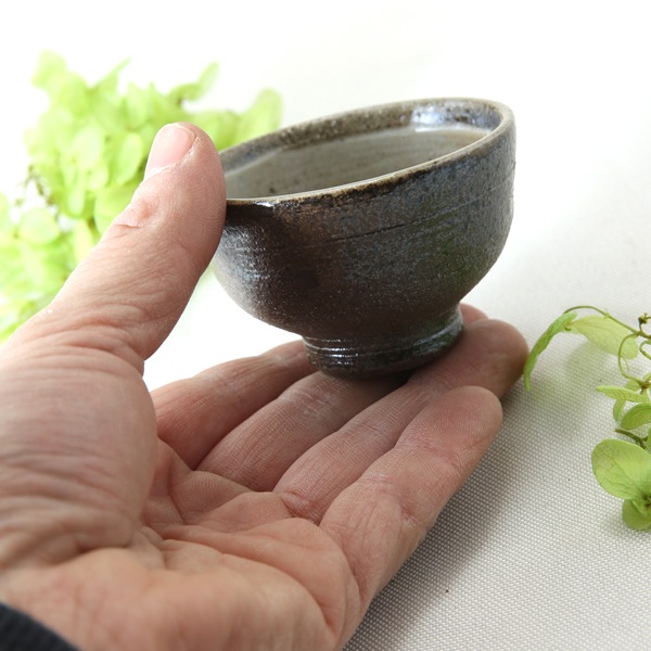 【益子焼】　小さめな　おちょこ お猪口 炭化焼 中白外無地 単品１個