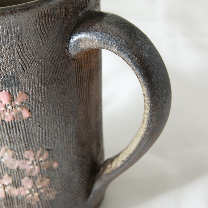 【益子焼】 アウトレットB品 ビールジョッキ 炭化焼シリーズ さくら桜 【縦のクシ目ライン・単品１個】※アウトレットB品のため、ギフト包装不可※返品交換不可