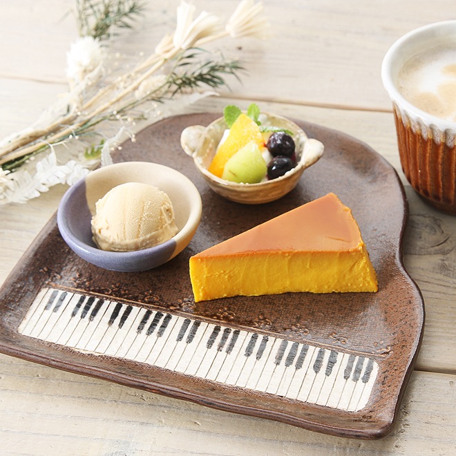 【益子焼】 グランドピアノ ピアノのお皿 パン皿 ピアノ発表会の記念品に パンプレート アンティーク調のブラウン 単品1枚