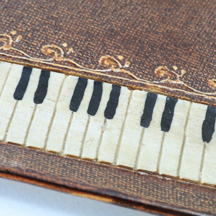 【益子焼】 グランドピアノ ピアノのお皿 パン皿 ピアノ発表会の記念品に パンプレート アンティーク調のブラウン 単品1枚