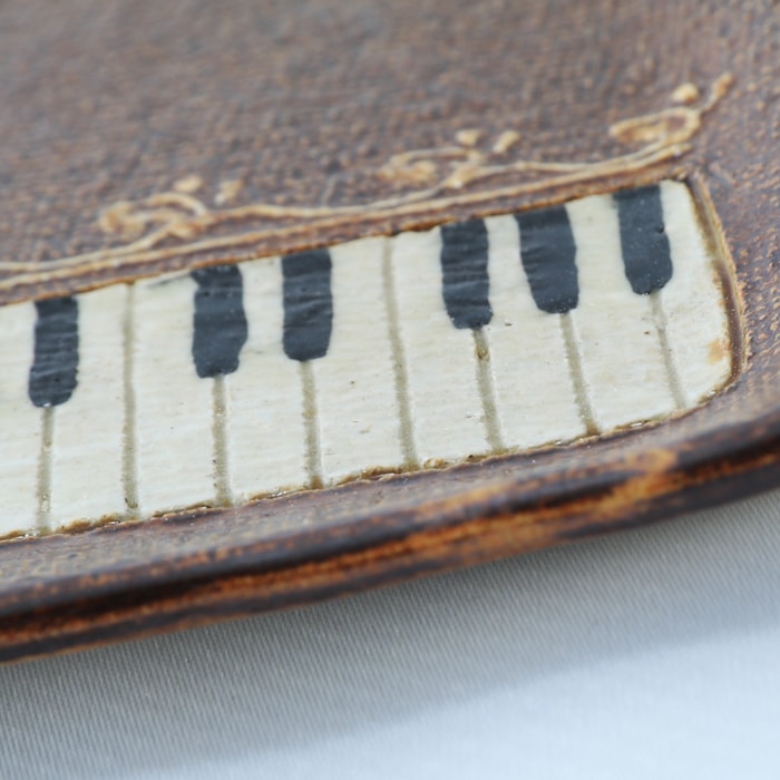 【益子焼】 グランドピアノ ピアノのお皿 パン皿 ピアノ発表会の記念品に パンプレート アンティーク調のブラウン 単品1枚