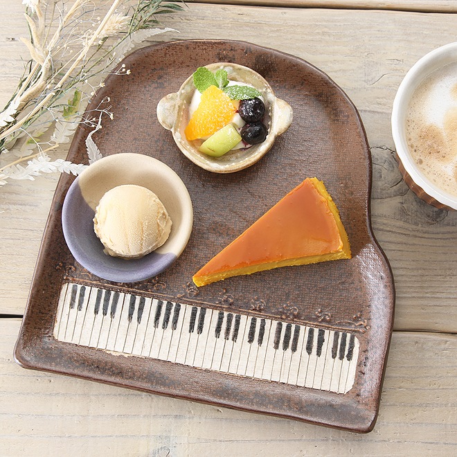 【益子焼】 グランドピアノ ピアノのお皿 パン皿 ピアノ発表会の記念品に パンプレート アンティーク調のブラウン 単品1枚