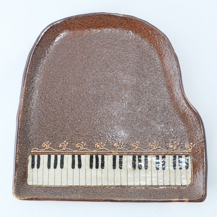 【益子焼】 グランドピアノ ピアノのお皿 パン皿 ピアノ発表会の記念品に パンプレート アンティーク調のブラウン 単品1枚
