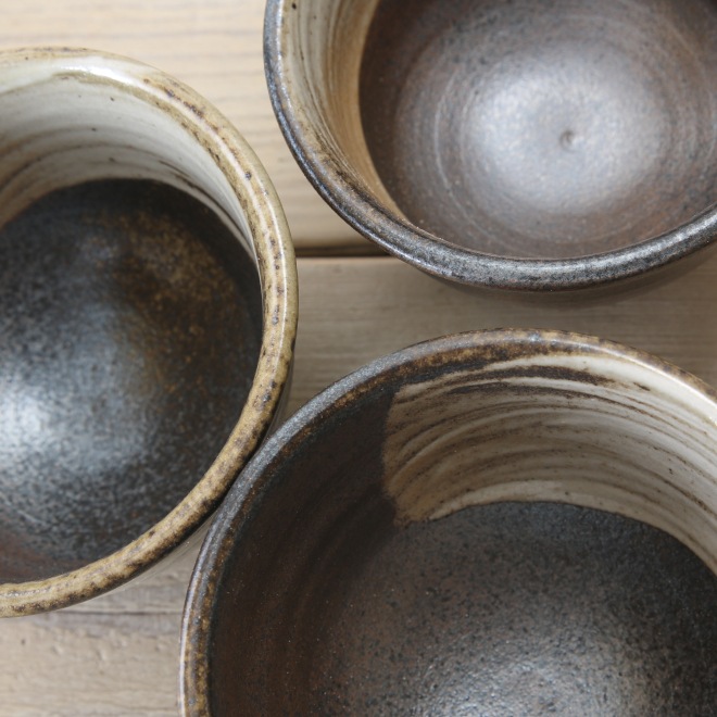 【益子焼】 小丼 付け汁 つけ麺 ミニ小丼 素朴な刷毛目模様 丼飯 ミニ天丼 ミニカツ丼 こだわりの厚めで丈夫 安定感あり 【単品１個】