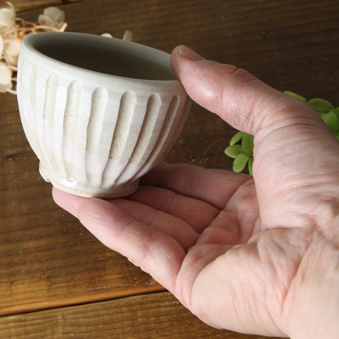 【益子焼】 2.5号鉢 植木鉢 おしゃれ しのぎ 陶器 サイズ小 小さめ 多肉植物 多肉用 ミニ植木鉢【丸形・薄ピンクななめ掛け＆白系色・単品１個】