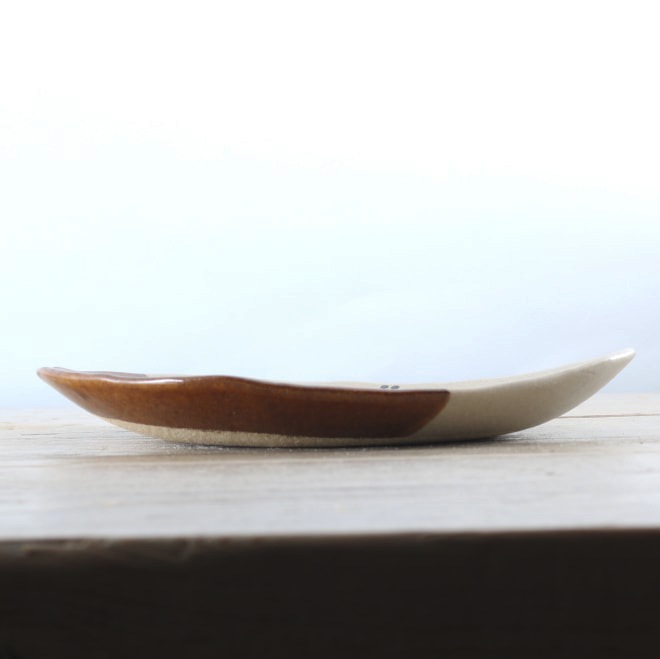 【益子焼】 おしゃれ 肉球シリーズ たたら作りの大きめゆったり 卵形の取り皿【単品１枚】