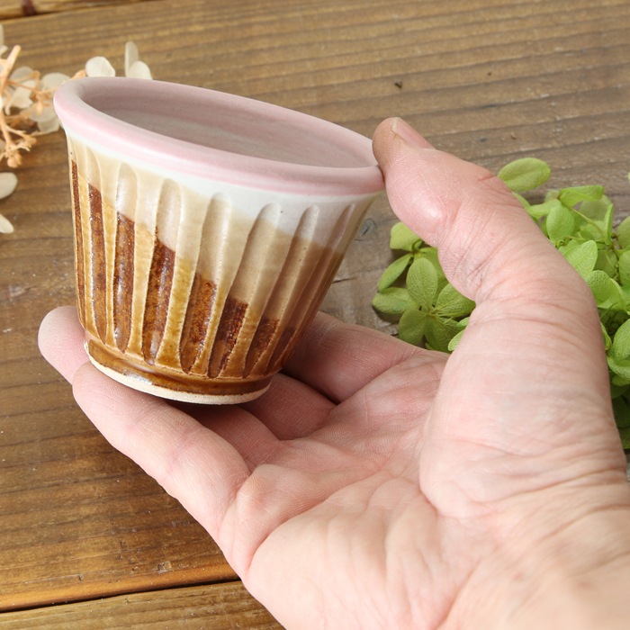 【益子焼】 2.6号鉢 植木鉢 おしゃれ しのぎ 陶器 サイズ小 小さめ 多肉植物 多肉用 ミニ植木鉢【開き形・焦げ茶&白系色・縁ピンク・単品1個】