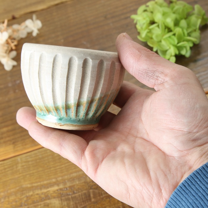 【益子焼】 2.5号鉢 植木鉢 おしゃれ しのぎ 陶器 サイズ小 小さめ 多肉植物 多肉用 ミニ植木鉢【丸形・グリーンななめ掛け＆白系色・単品１個】