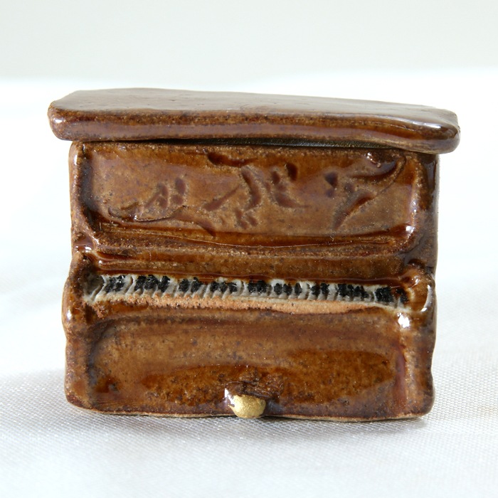 【益子焼】 アップライトピアノ　小物入れ ジュエリーボックス　おしゃれ　一点物 アンティーク茶色・飴釉