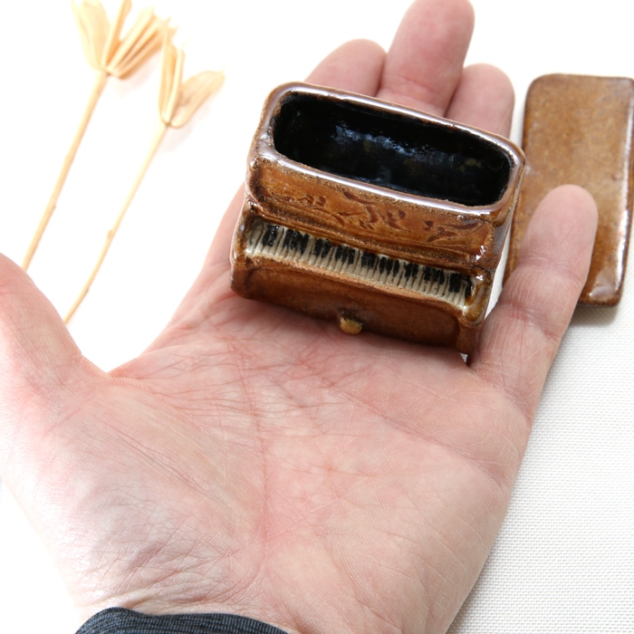 【益子焼】 アップライトピアノ　小物入れ ジュエリーボックス　おしゃれ　一点物 アンティーク茶色・飴釉