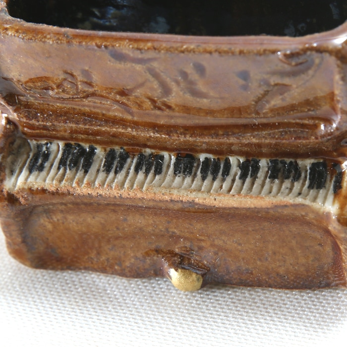 【益子焼】 アップライトピアノ　小物入れ ジュエリーボックス　おしゃれ　一点物 アンティーク茶色・飴釉