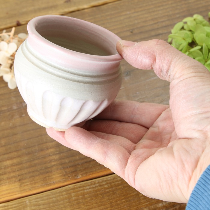 【益子焼】 2.5号鉢 植木鉢 おしゃれ しのぎ 陶器 サイズ小 小さめ 多肉植物 多肉用 ミニ植木鉢【壺形・薄ピンク＆白系色・縁ピンク・単品１個】