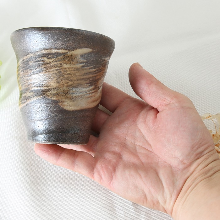 【益子焼】 小さめ タンブラー フリーカップ ビールカップ 渋い素朴さのある風合い 刷毛目 炭化焼シリーズ お手頃サイズ 単品1個