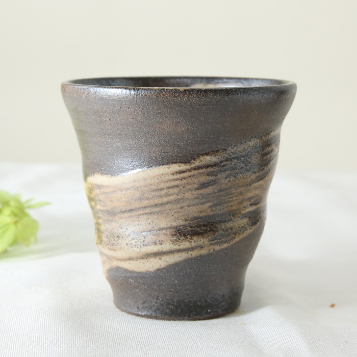 【益子焼】 小さめ タンブラー フリーカップ ビールカップ 渋い素朴さのある風合い 刷毛目 炭化焼シリーズ お手頃サイズ 単品1個