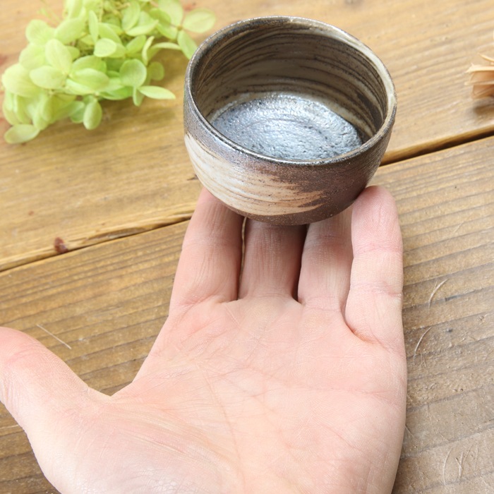 【益子焼】　おちょこ お猪口 炭化焼 一筆で描いた刷毛目模様 単品１個