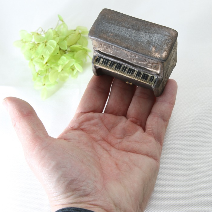 【益子焼】 アップライトピアノ 小物入れ ジュエリーボックス おしゃれ 一点物 アンティークブラック&ゴールド