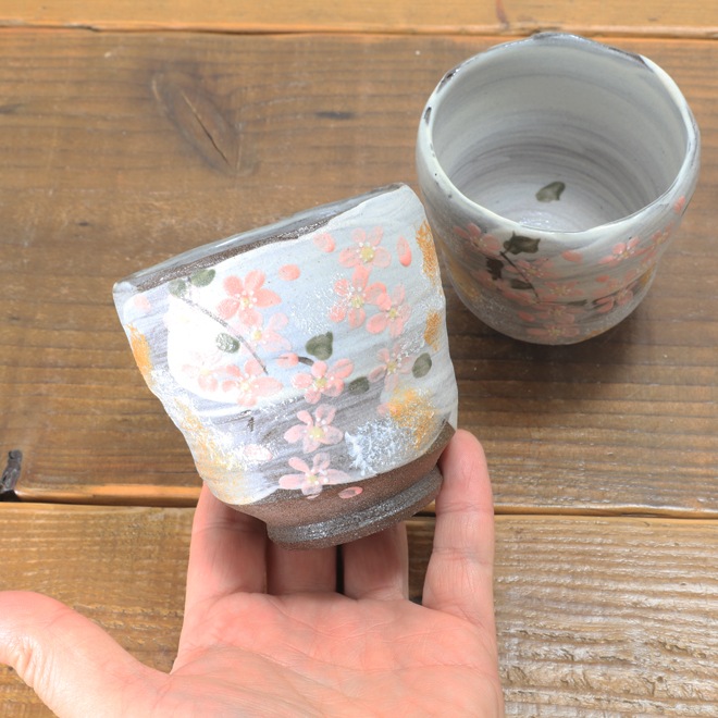 【益子焼】 夫婦湯呑み 赤土の生地と刷毛目 さくら桜 金銀上絵付け 夫婦湯呑みセット 一点物 （ 長寿のお祝い 退職祝い 退職記念 ご自分へのご褒美 などの贈り物にも）