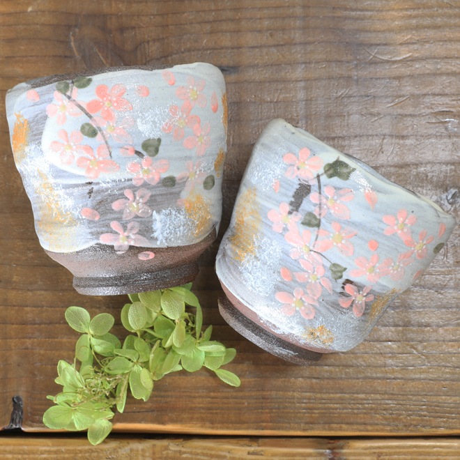 【益子焼】 夫婦湯呑み 赤土の生地と刷毛目 さくら桜 金銀上絵付け 夫婦湯呑みセット 一点物 （ 長寿のお祝い 退職祝い 退職記念 ご自分へのご褒美 などの贈り物にも）