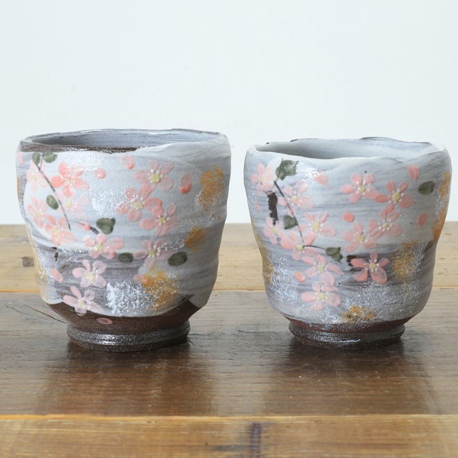 【益子焼】 夫婦湯呑み 赤土の生地と刷毛目 さくら桜 金銀上絵付け 夫婦湯呑みセット 一点物 （ 長寿のお祝い 退職祝い 退職記念 ご自分へのご褒美 などの贈り物にも）