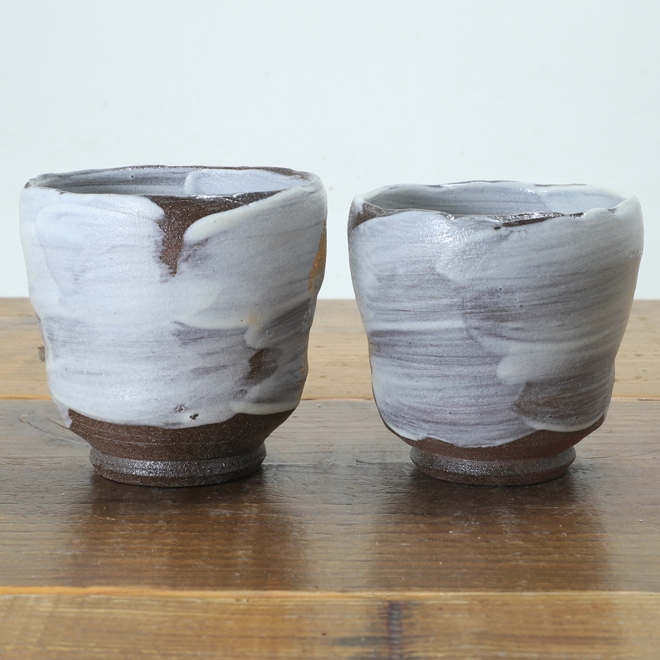 【益子焼】 夫婦湯呑み 赤土の生地と刷毛目 さくら桜 金銀上絵付け 夫婦湯呑みセット 一点物 （ 長寿のお祝い 退職祝い 退職記念 ご自分へのご褒美 などの贈り物にも）