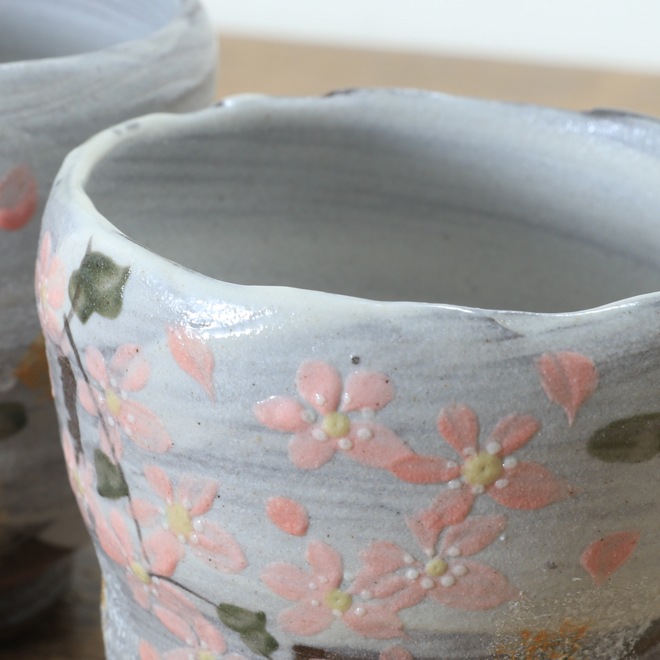 【益子焼】 夫婦湯呑み 赤土の生地と刷毛目 さくら桜 金銀上絵付け 夫婦湯呑みセット 一点物 （ 長寿のお祝い 退職祝い 退職記念 ご自分へのご褒美 などの贈り物にも）