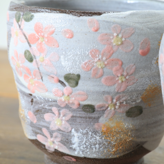 【益子焼】 夫婦湯呑み 赤土の生地と刷毛目 さくら桜 金銀上絵付け 夫婦湯呑みセット 一点物 （ 長寿のお祝い 退職祝い 退職記念 ご自分へのご褒美 などの贈り物にも）