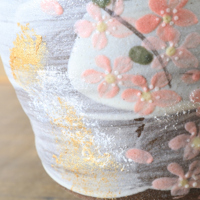 【益子焼】 夫婦湯呑み 赤土の生地と刷毛目 さくら桜 金銀上絵付け 夫婦湯呑みセット 一点物 （ 長寿のお祝い 退職祝い 退職記念 ご自分へのご褒美 などの贈り物にも）