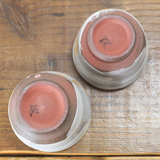 【益子焼】 夫婦湯呑み 赤土の生地と刷毛目 さくら桜 金銀上絵付け 夫婦湯呑みセット 一点物 （ 長寿のお祝い 退職祝い 退職記念 ご自分へのご褒美 などの贈り物にも）