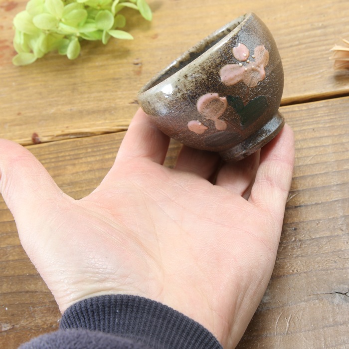 【益子焼】　おちょこ お猪口 炭化焼 丸くふっくらとした形 花水木ピンク模様 （はなみずき） 単品１個