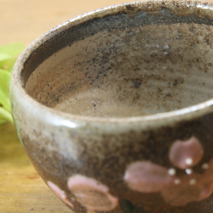 【益子焼】　おちょこ お猪口 炭化焼 丸くふっくらとした形 花水木ピンク模様 （はなみずき） 単品１個