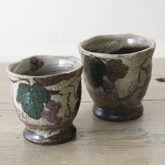 【益子焼】夫婦湯呑 こだわり 外側が全面布目に 布目ぶどうシリーズ 【大小2個組・夫婦ペアセット】